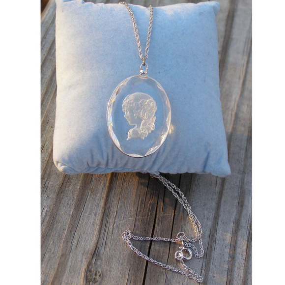 New Glass Cameo necklace Victorian style Hallmark - Picture 1 of 9